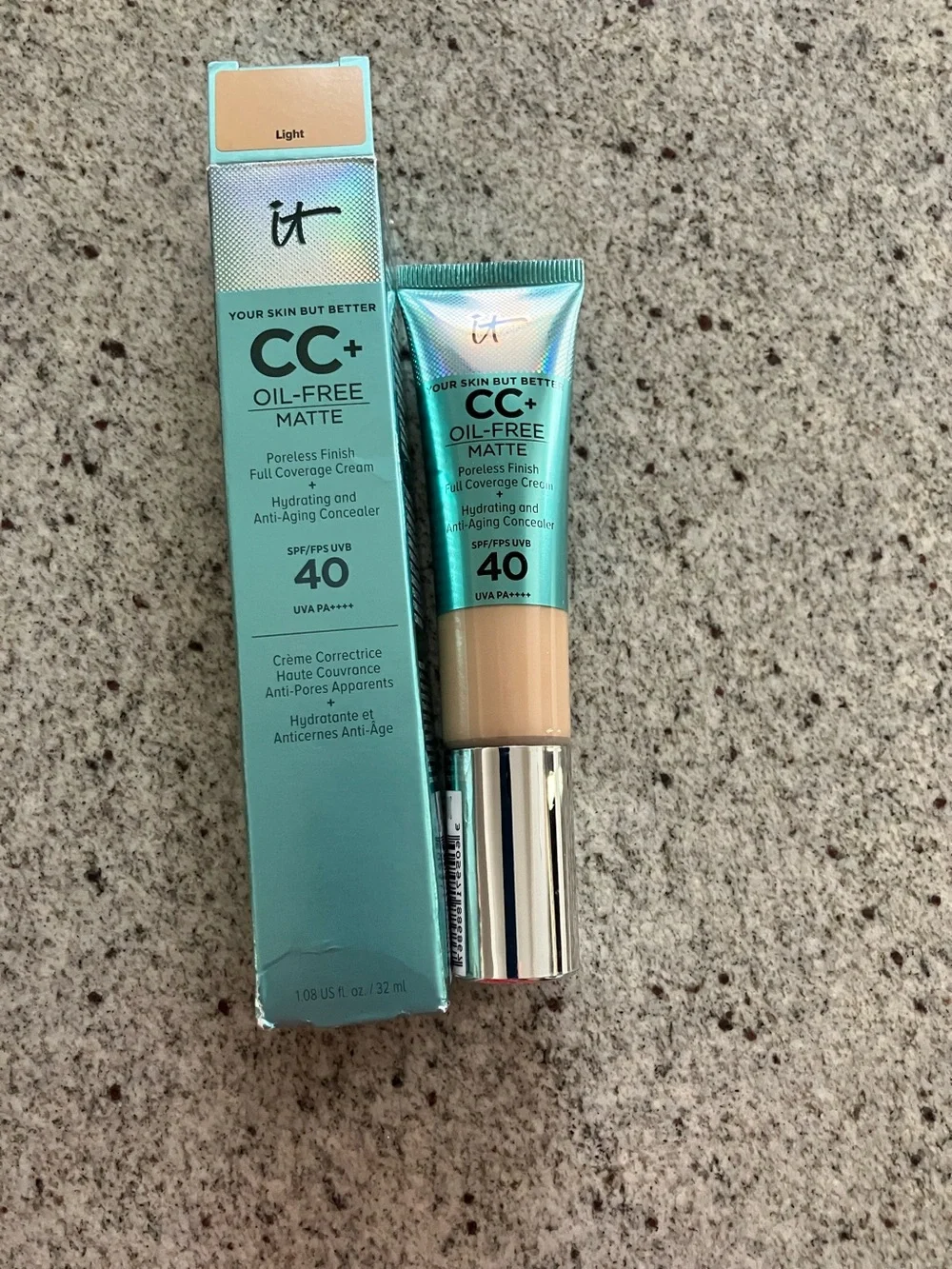 it cosmetics CC+ Oil-Free Matte Cream SPF 40 - Teal Packaging